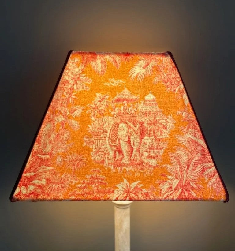 Abat-jour pyramidal carré Toile de Jouy orange et rouge – C’est pas Versailles ici !
