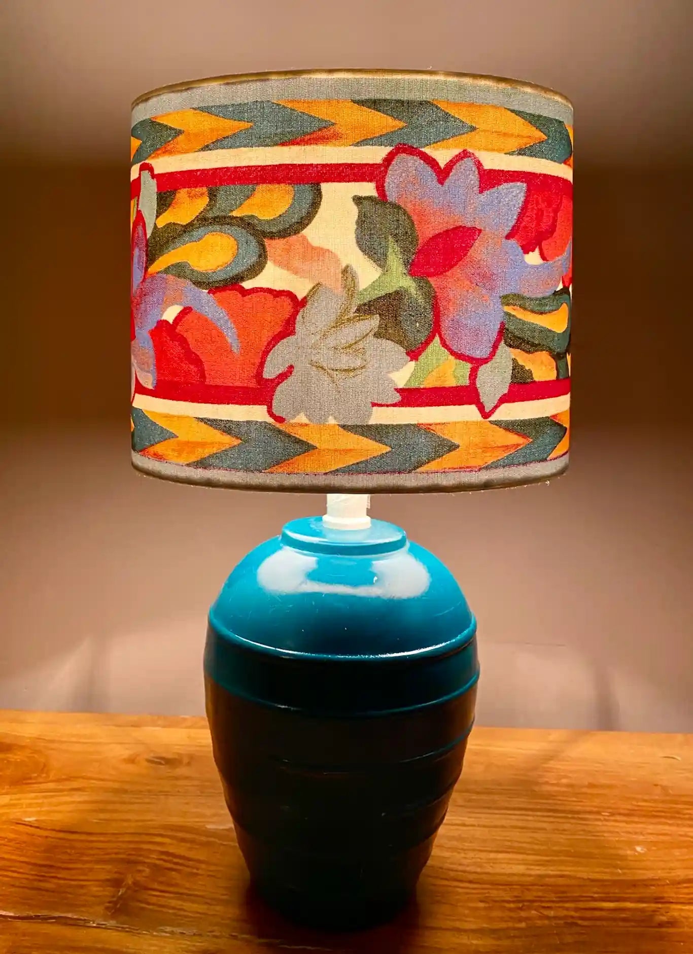 Abat-jour ovale fleuri et géométrique - C’est pas Versailles ici