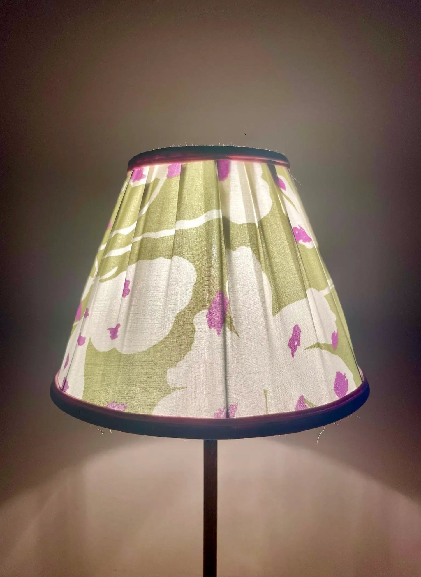 Abat-jour empire floral vert et violet – C’est pas Versailles ici !