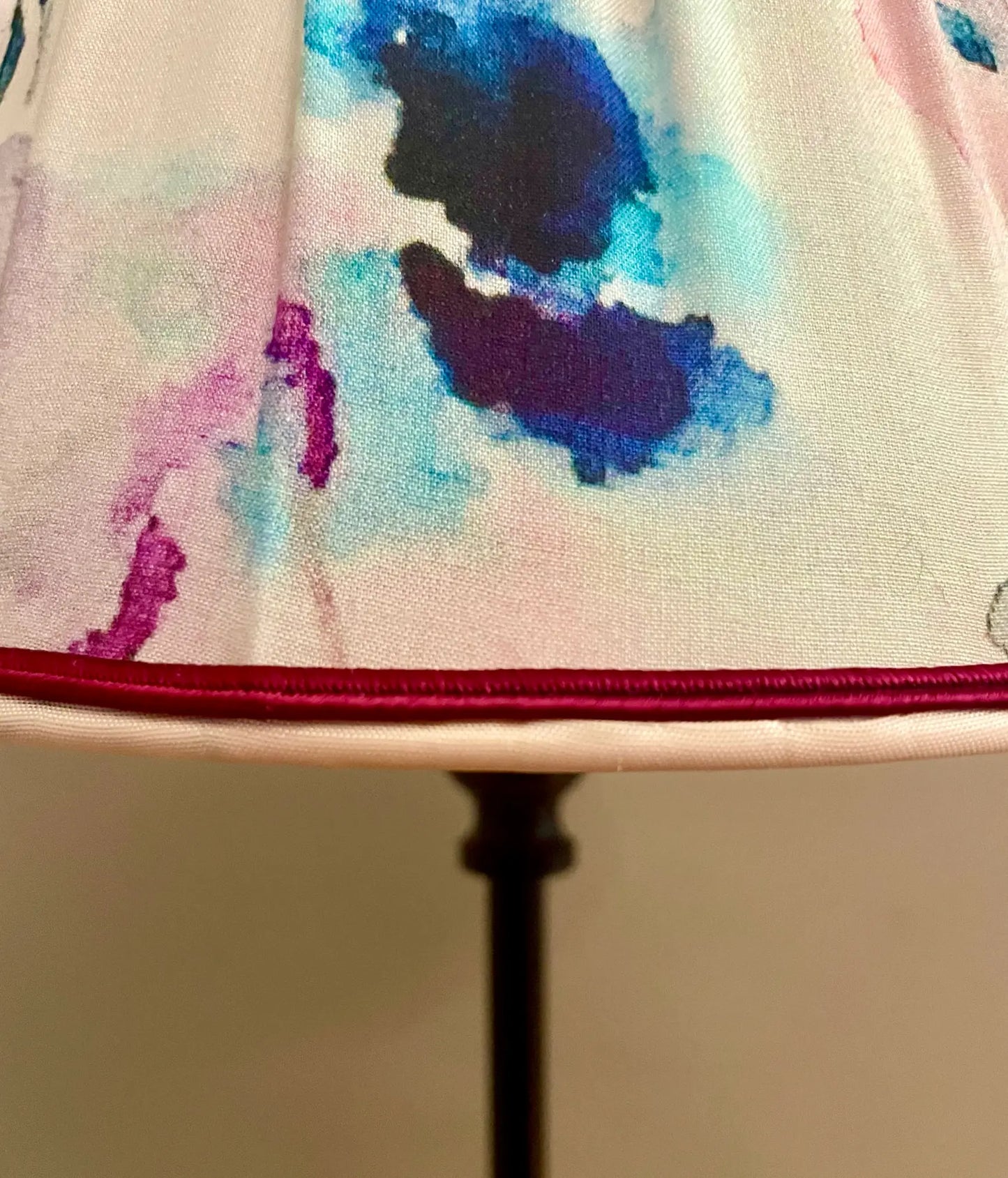 Abat-jour empire plissé tissu aquarelle rose et bleu – C’est pas Versailles ici !