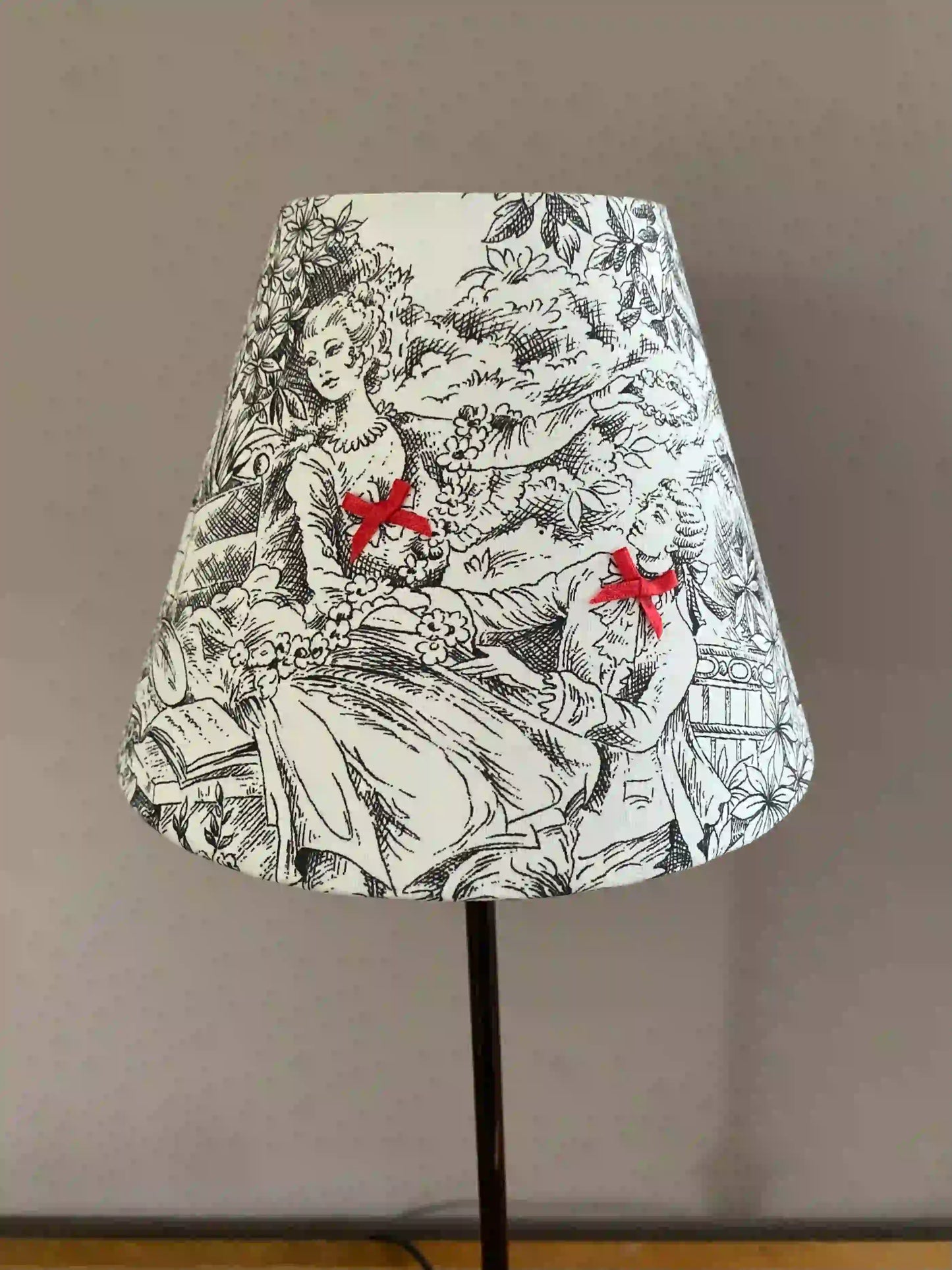 Abat-jour toile de Jouy noir et blanc | C’est pas Versailles ici