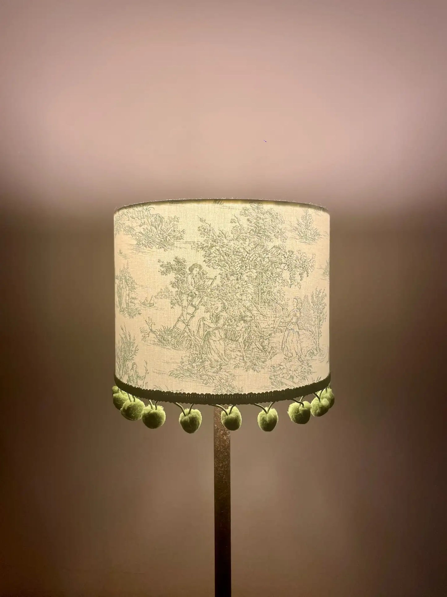 Abat-jour cylindrique en toile de Jouy verte - finition pompons