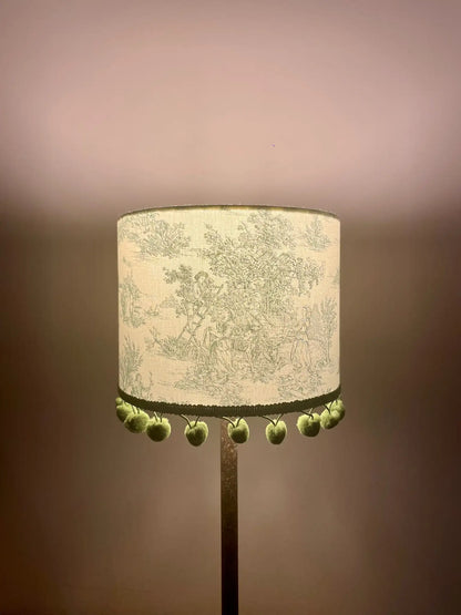 Abat-jour cylindrique en toile de Jouy verte - finition pompons