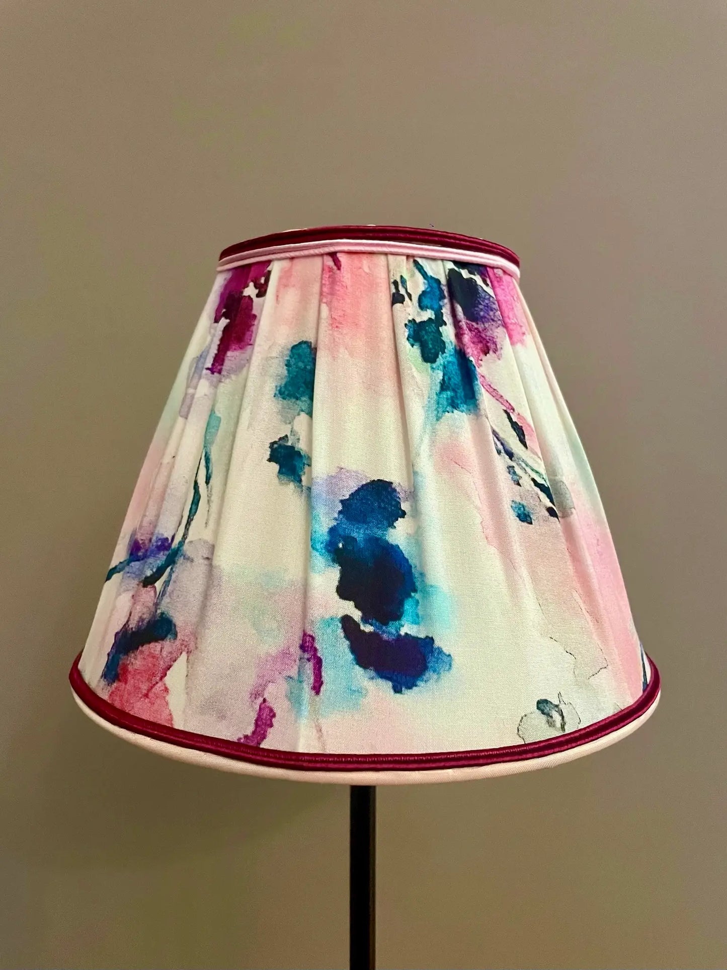 Abat-jour empire plissé tissu aquarelle rose et bleu – C’est pas Versailles ici !