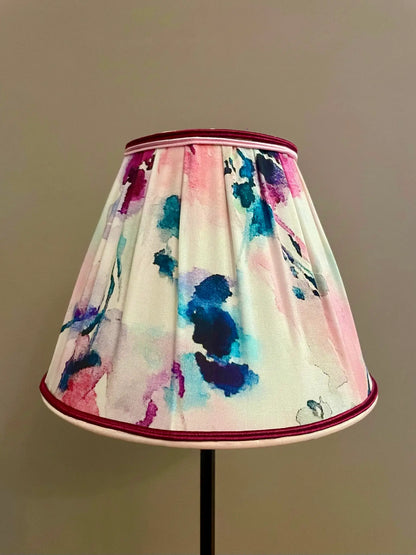Abat-jour empire plissé tissu aquarelle rose et bleu – C’est pas Versailles ici !