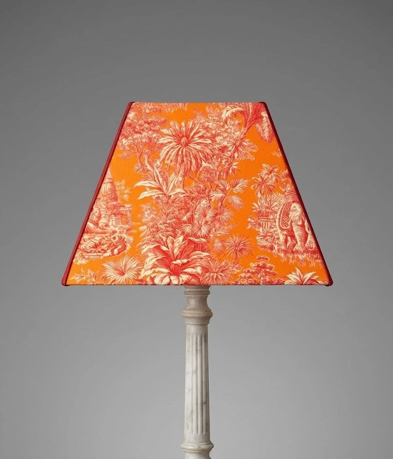 Abat-jour pyramidal carré Toile de Jouy orange et rouge – C’est pas Versailles ici !