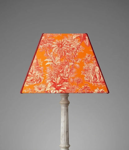 Abat-jour pyramidal carré Toile de Jouy orange et rouge – C’est pas Versailles ici !