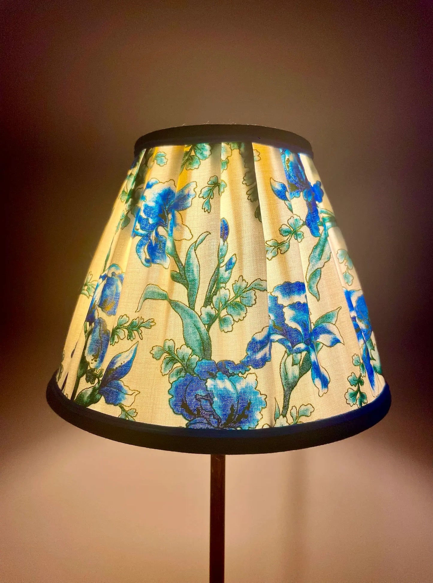 Abat-jour empire plissé floral bleu et doré – C’est pas Versailles ici !