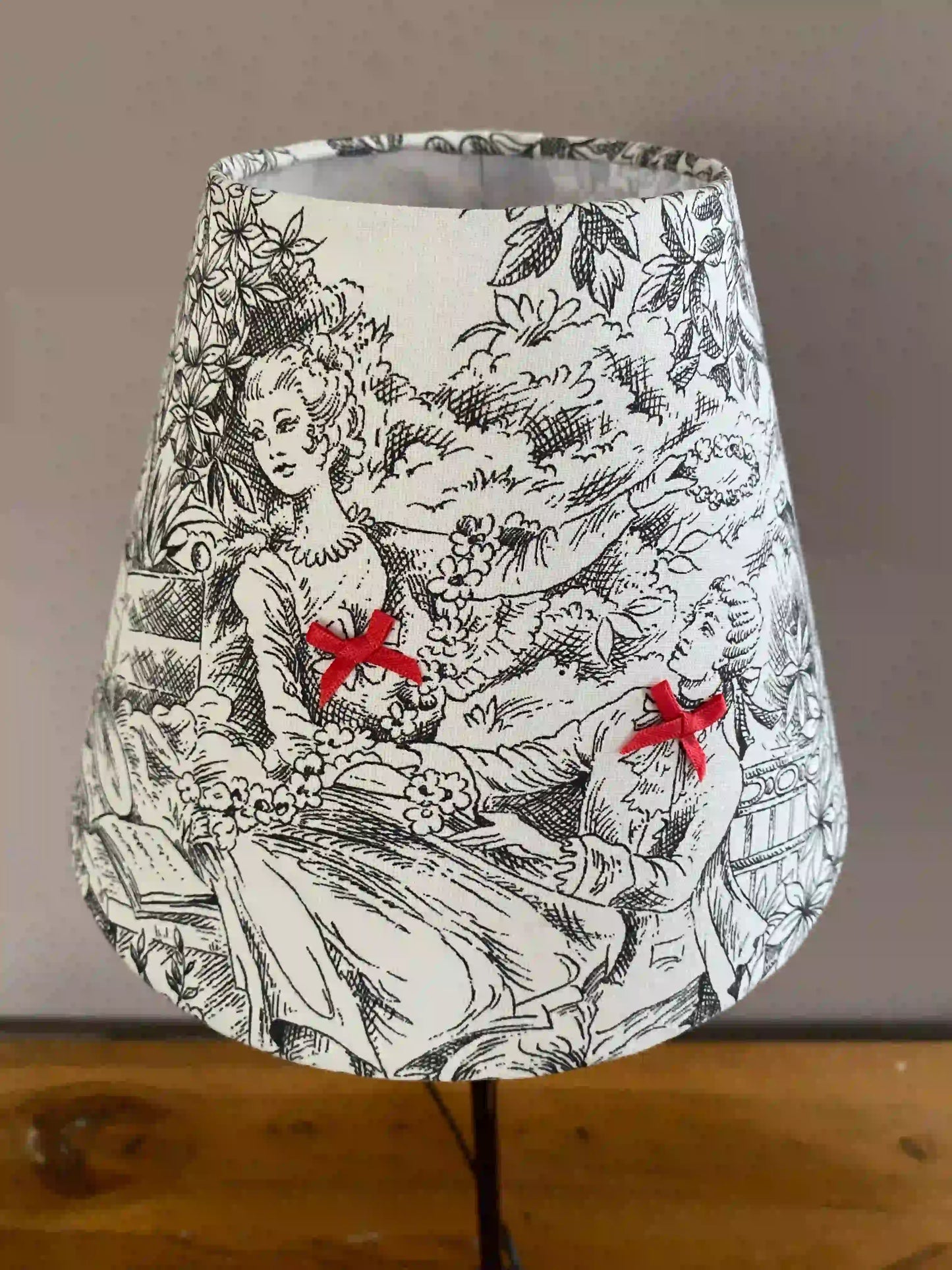 Abat-jour toile de Jouy noir et blanc | C’est pas Versailles ici