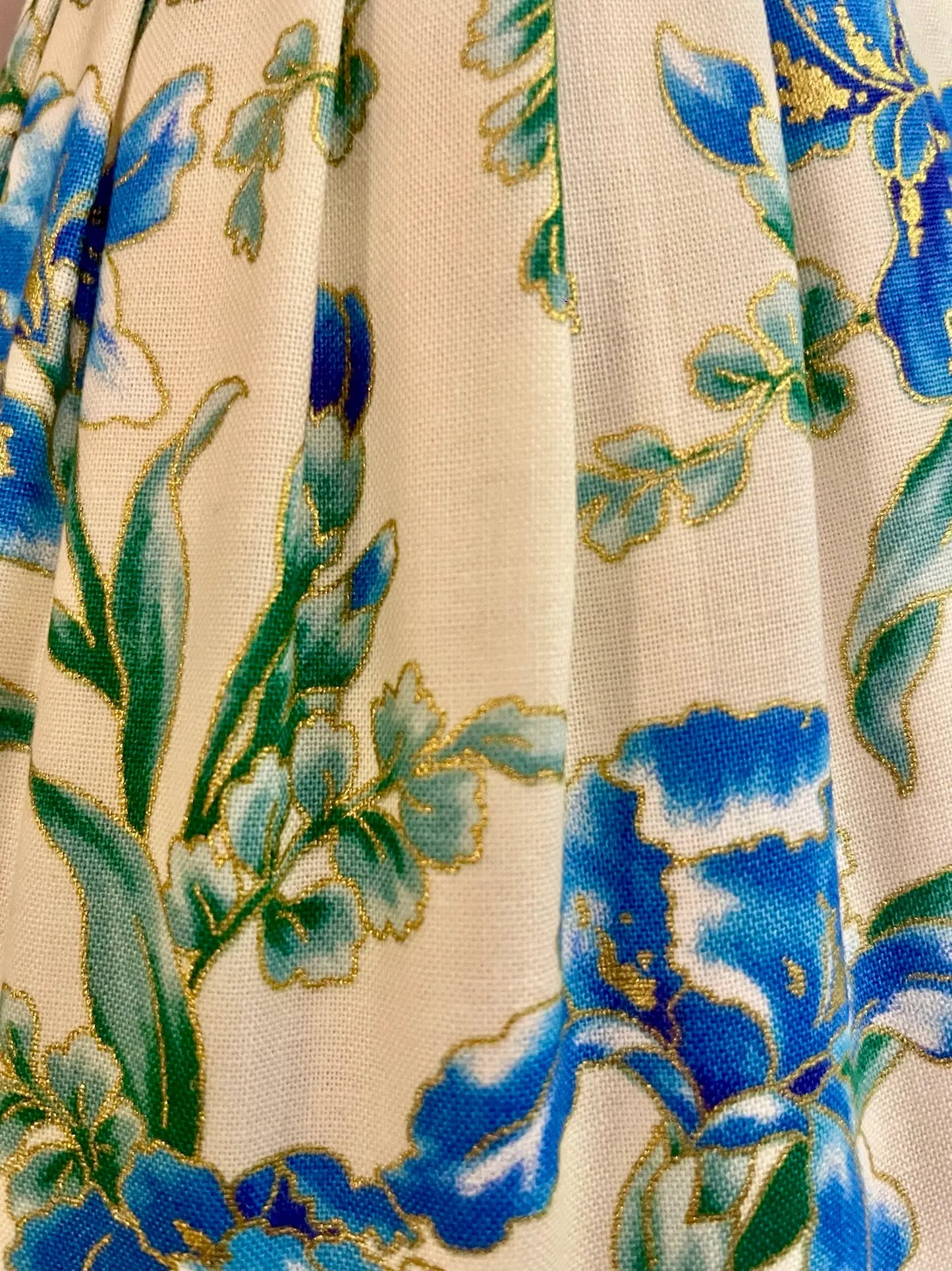 Abat-jour empire plissé floral bleu et doré – C’est pas Versailles ici !