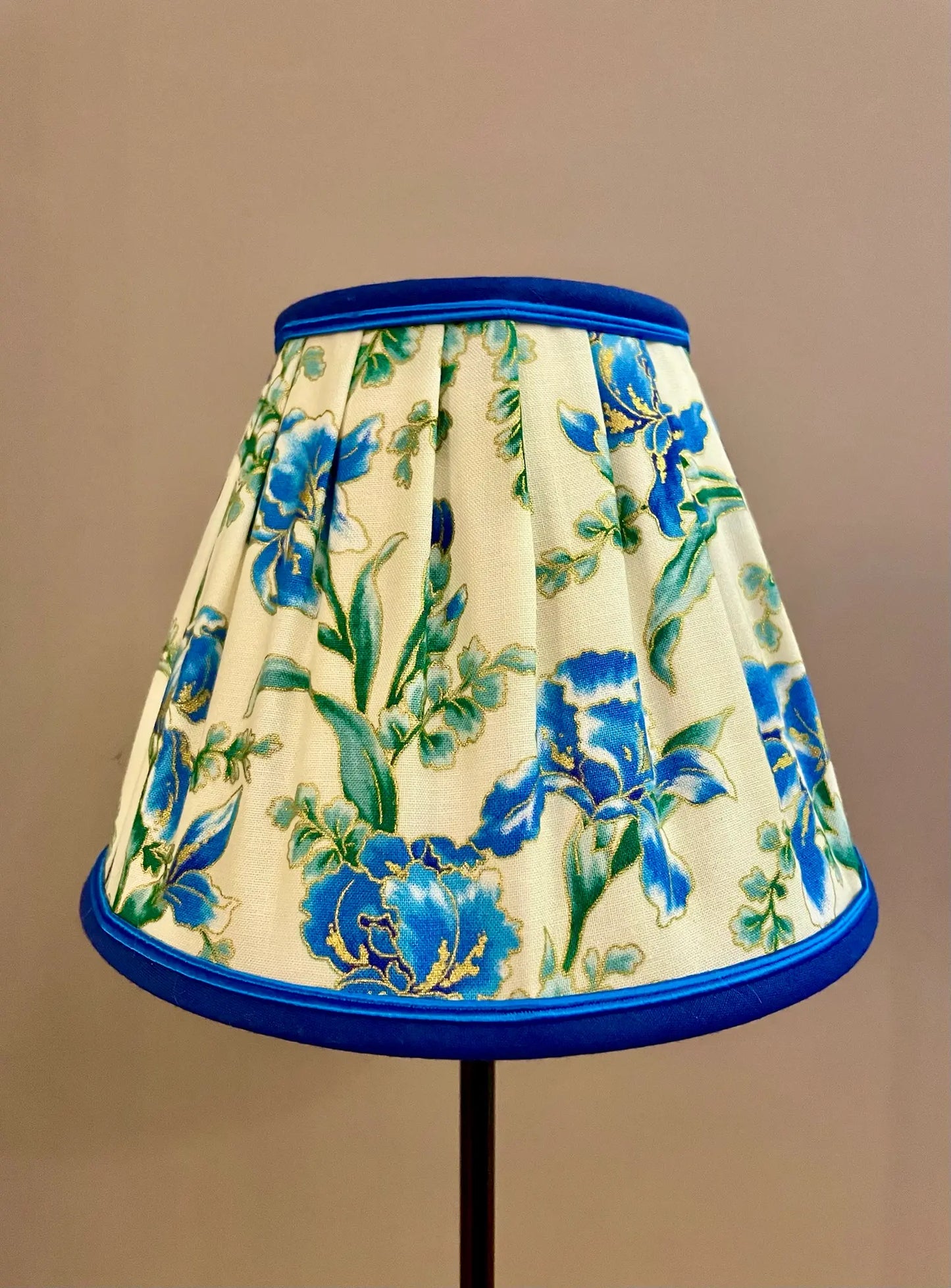 Abat-jour empire plissé floral bleu et doré – C’est pas Versailles ici !