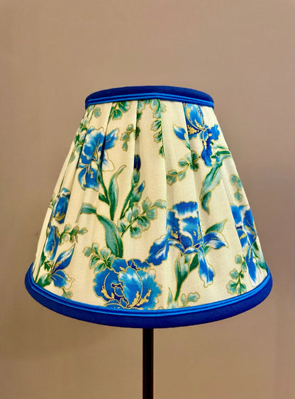 Abat-jour empire plissé floral bleu et doré – C’est pas Versailles ici !
