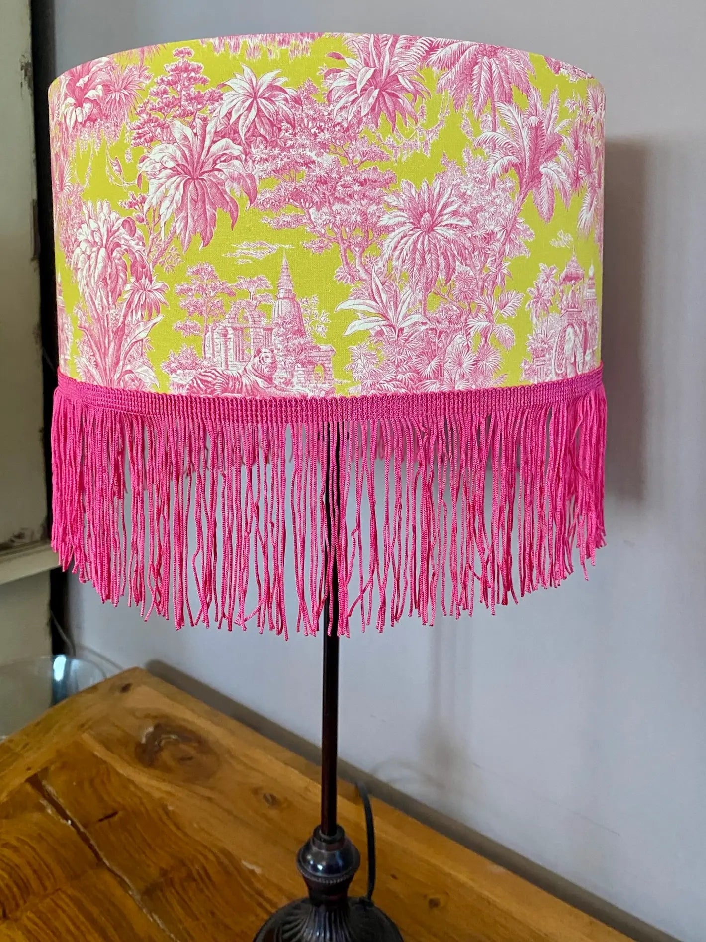 Abat-jour cylindrique Toile de Jouy rose et verte - C’est pas Versailles ici !