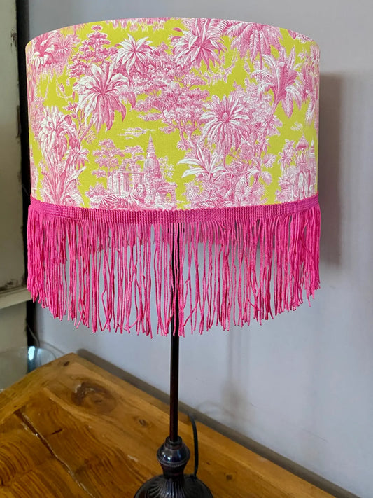 Abat-jour cylindrique Toile de Jouy rose et verte - C’est pas Versailles ici !