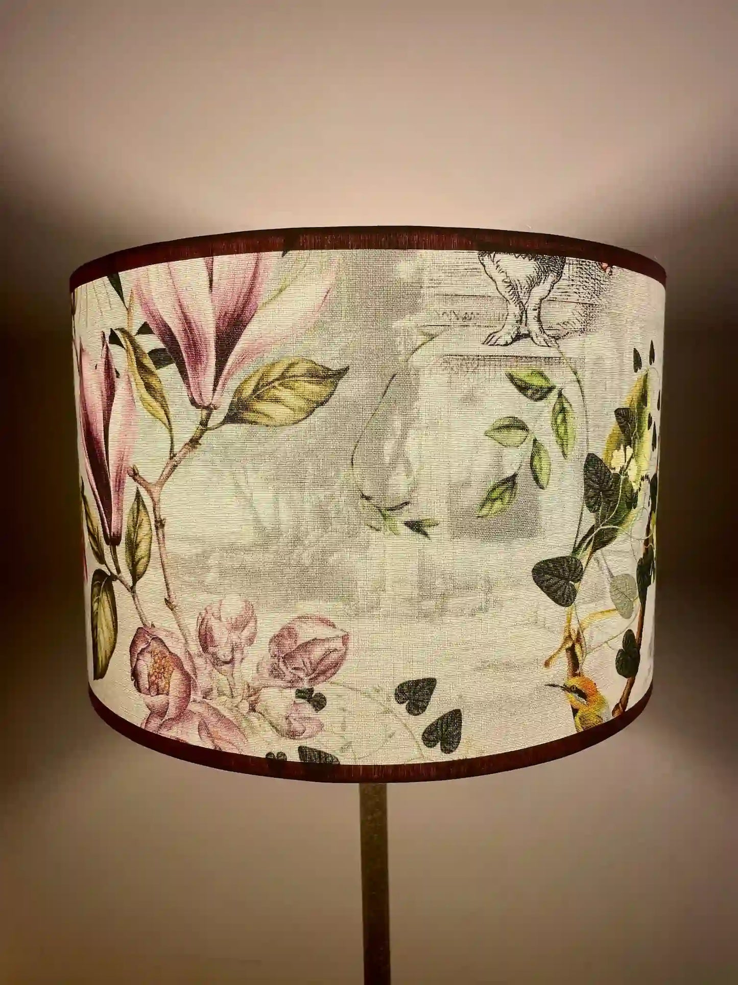Abat-jour floral en tissu fait main – Luminaire artisanal poétique