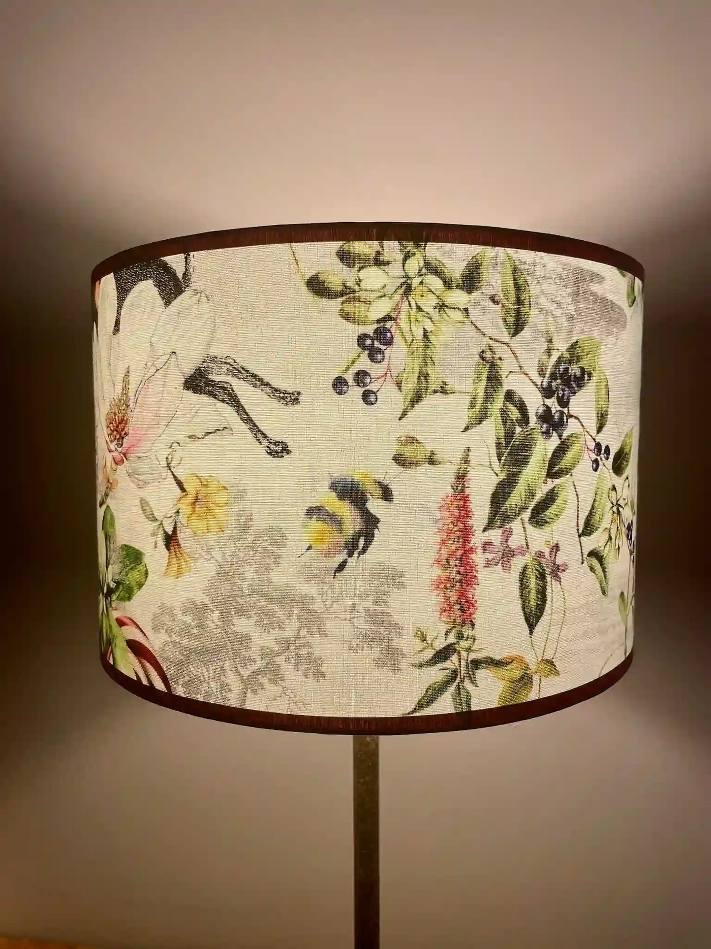 Abat-jour floral en tissu fait main – Luminaire artisanal poétique