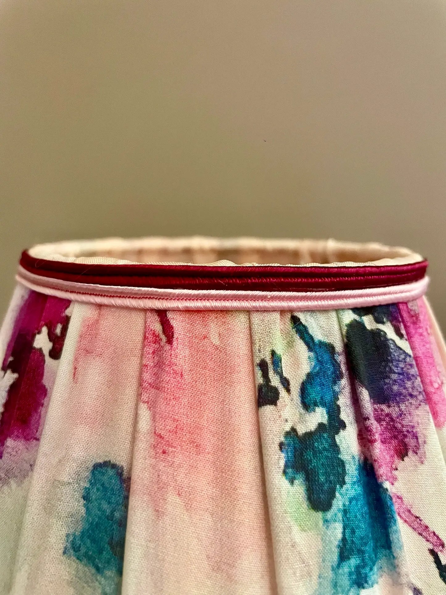 Abat-jour empire plissé tissu aquarelle rose et bleu – C’est pas Versailles ici !