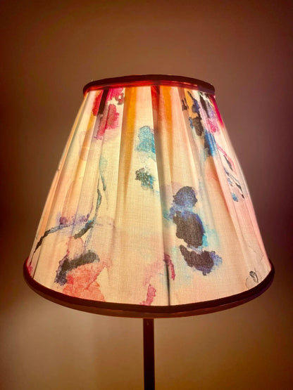 Abat-jour empire plissé tissu aquarelle rose et bleu – C’est pas Versailles ici !
