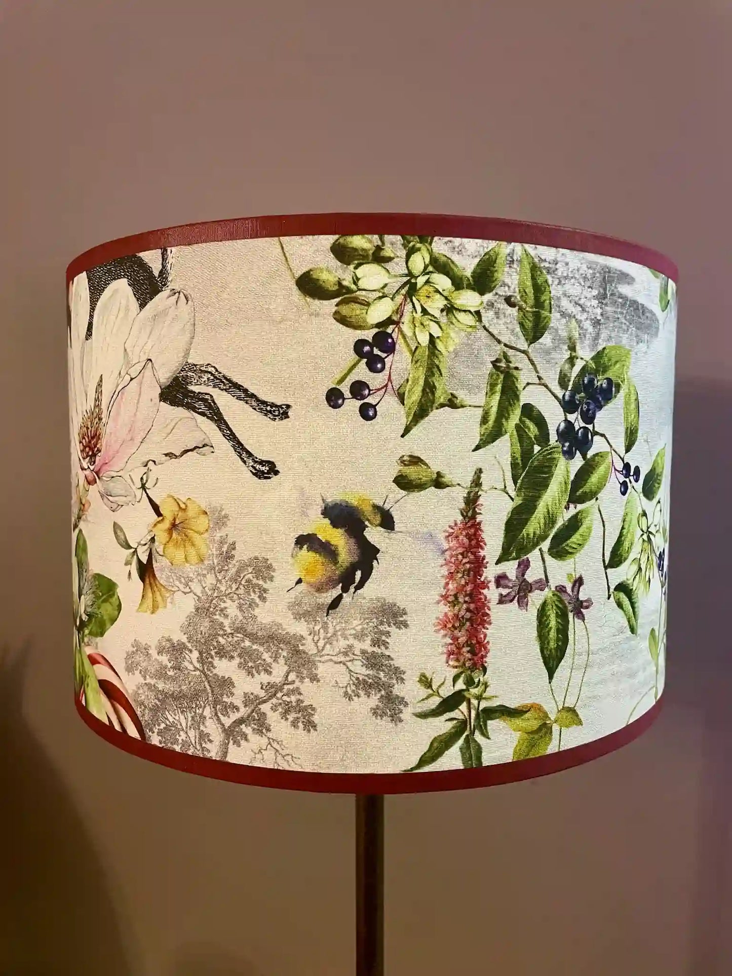 Abat-jour floral en tissu fait main – Luminaire artisanal poétique