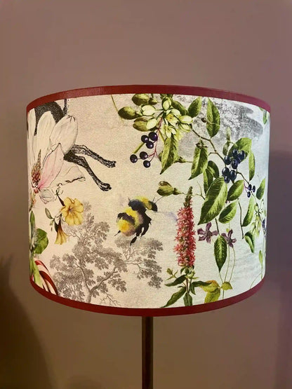 Abat-jour floral en tissu fait main – Luminaire artisanal poétique