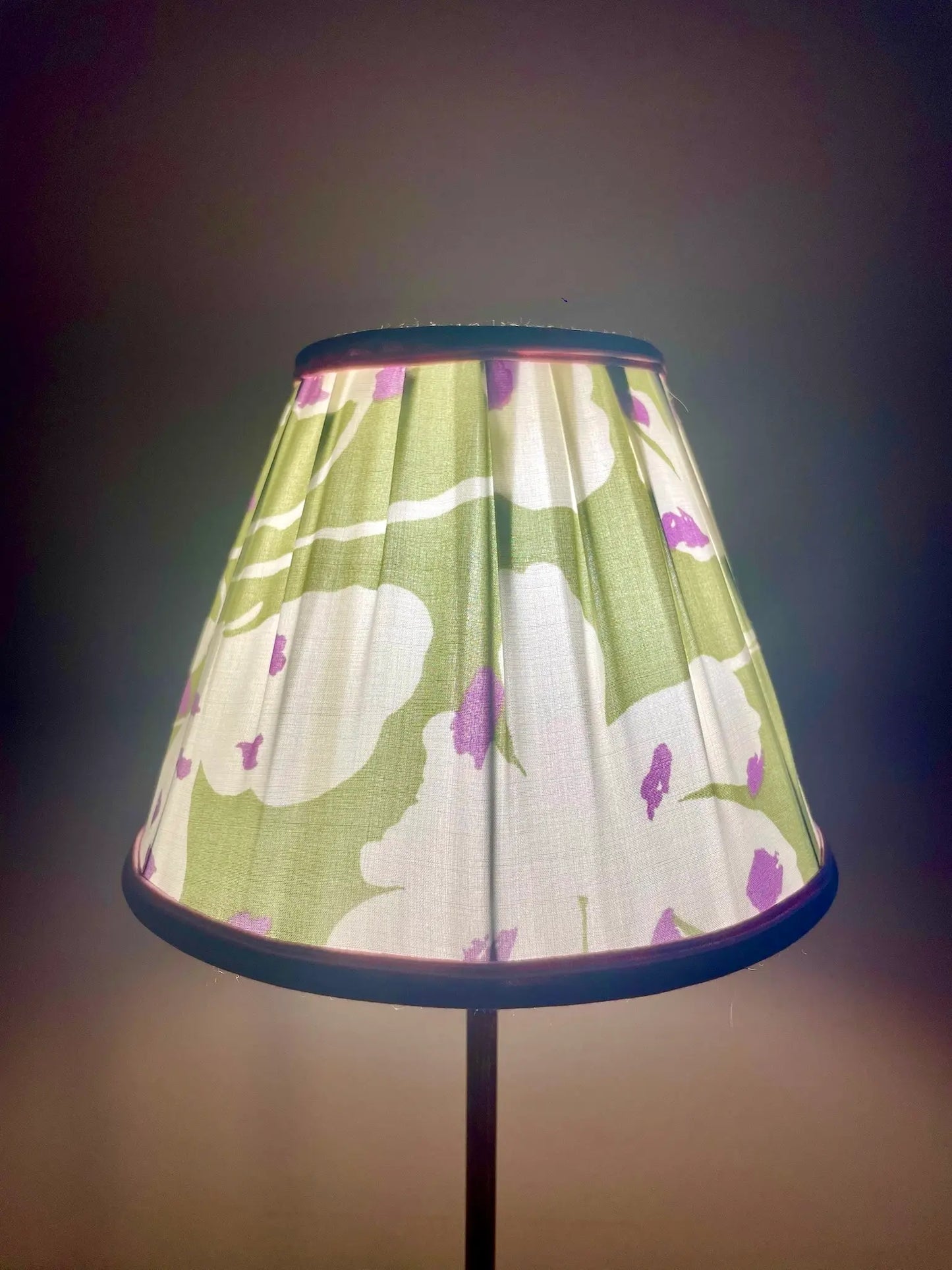 Abat-jour empire floral vert et violet – C’est pas Versailles ici !