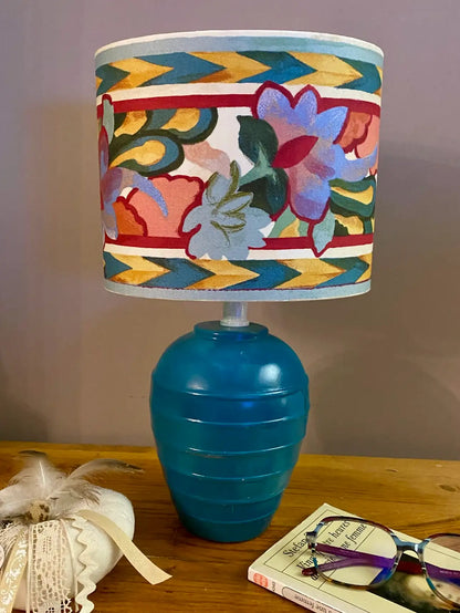 Abat-jour ovale fleuri et géométrique - C’est pas Versailles ici