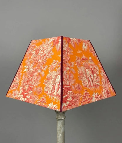 Abat-jour pyramidal carré Toile de Jouy orange et rouge – C’est pas Versailles ici !