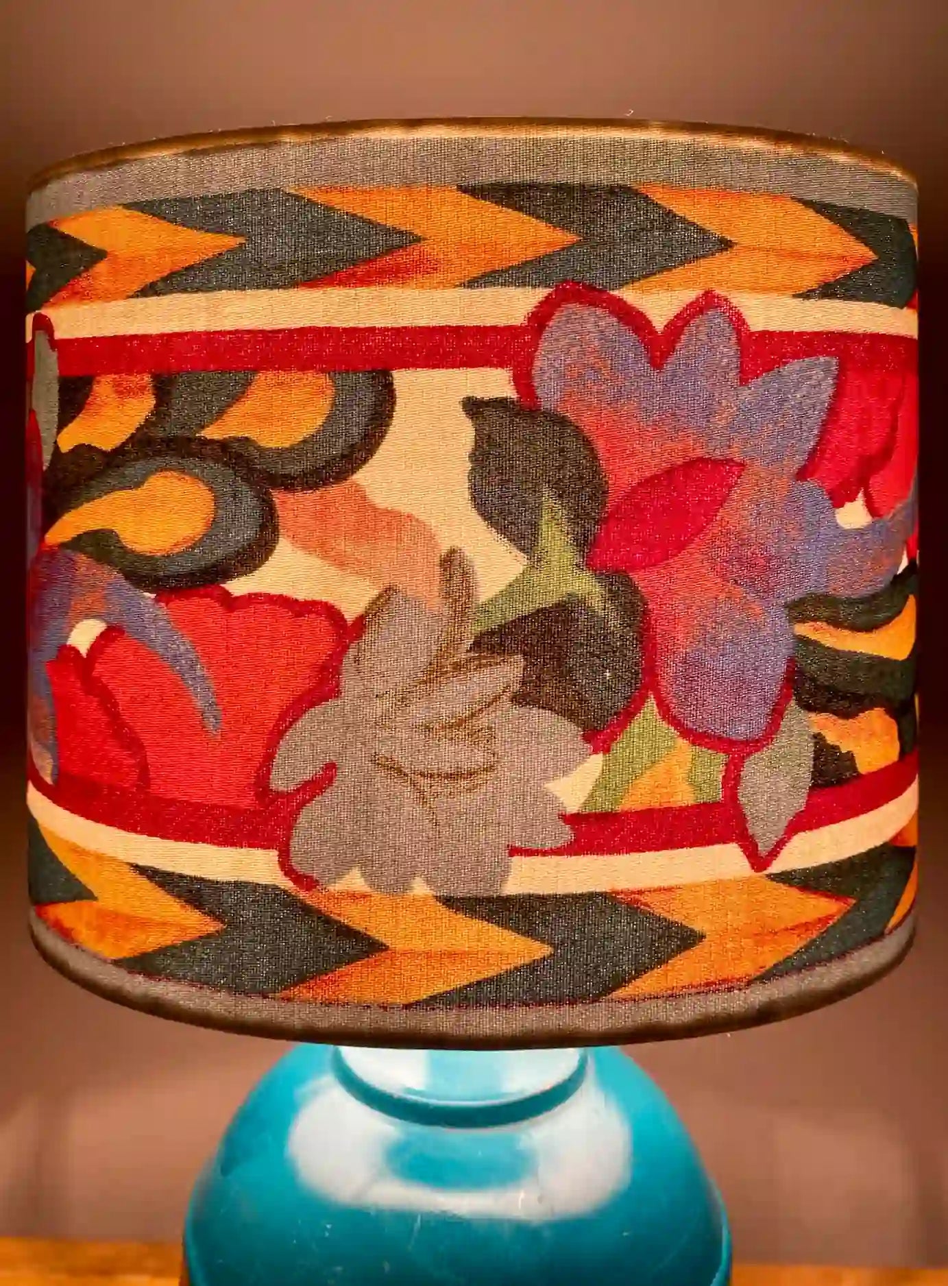 Abat-jour ovale fleuri et géométrique - C’est pas Versailles ici