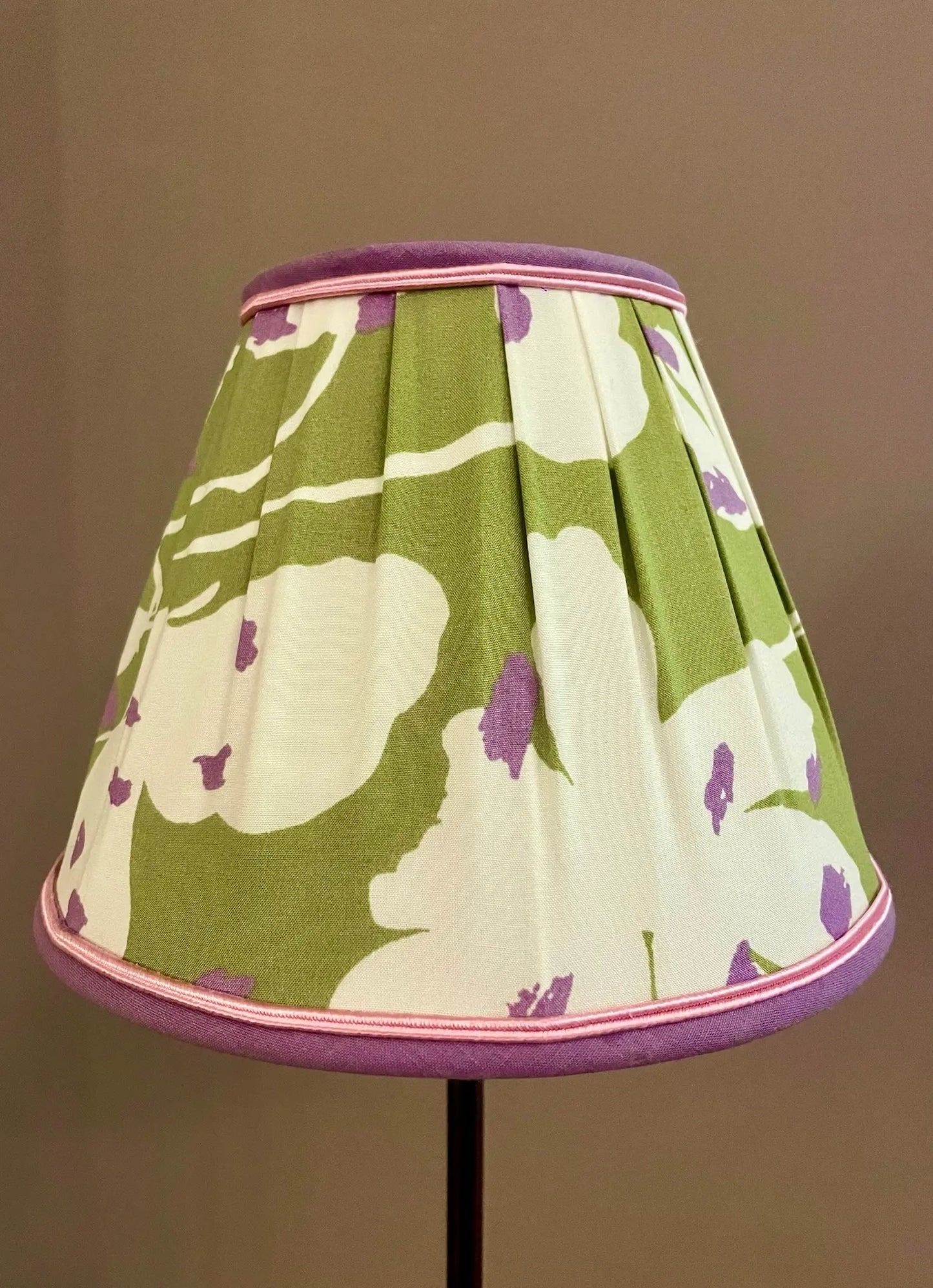 Abat-jour empire floral vert et violet – C’est pas Versailles ici !