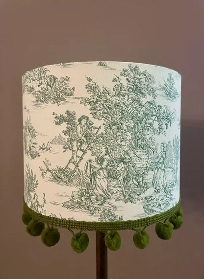 Abat-jour cylindrique en toile de Jouy verte - finition pompons