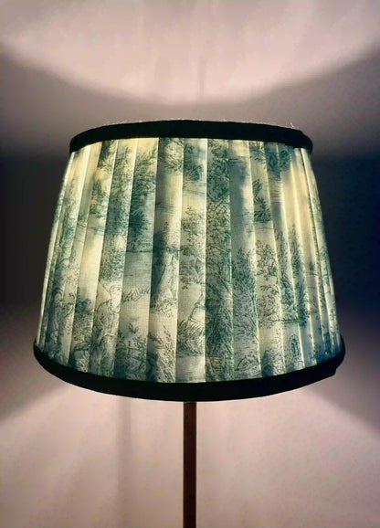 Abat-jour tambour Toile de Jouy verte - C’est pas Versailles ici !