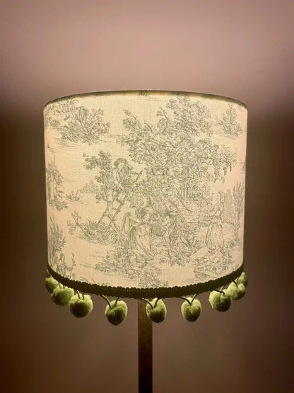 Abat-jour cylindrique en toile de Jouy verte - finition pompons
