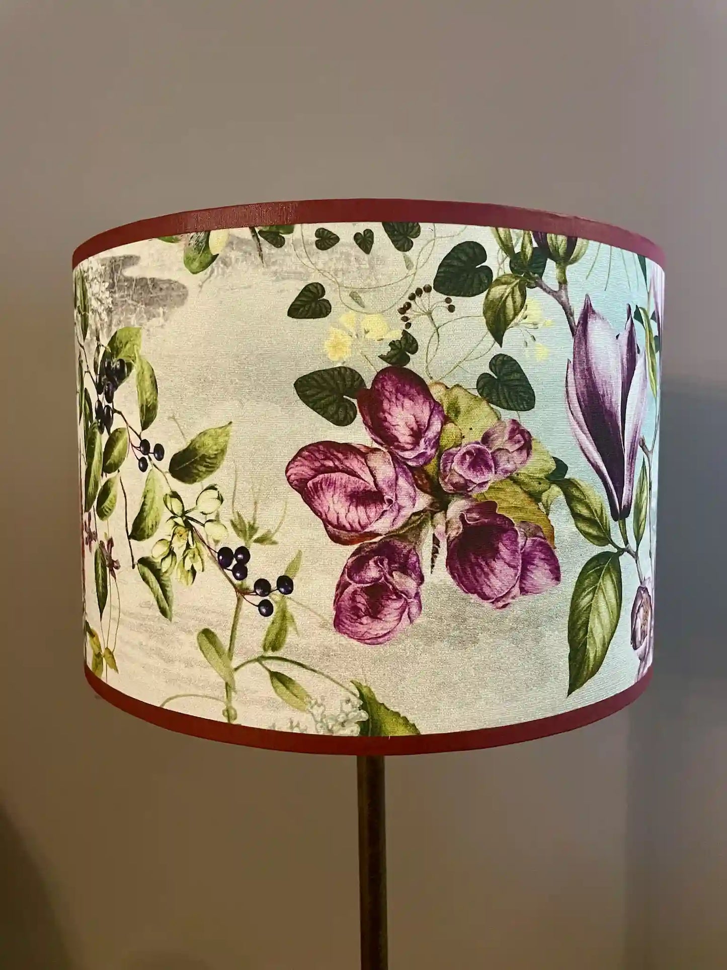 Abat-jour floral en tissu fait main – Luminaire artisanal poétique