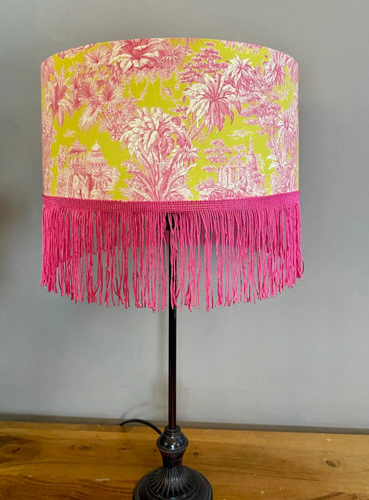 Abat-jour cylindrique Toile de Jouy rose et verte - C’est pas Versailles ici !