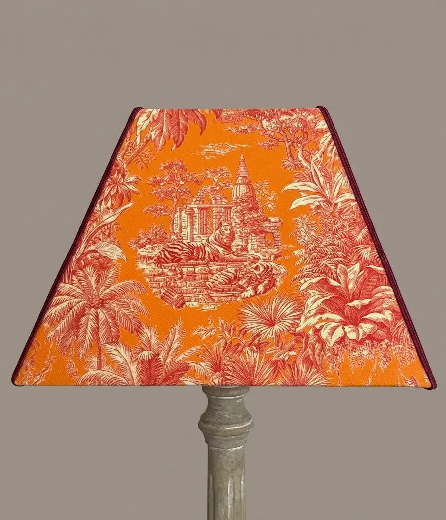 Abat-jour pyramidal carré Toile de Jouy orange et rouge – C’est pas Versailles ici !