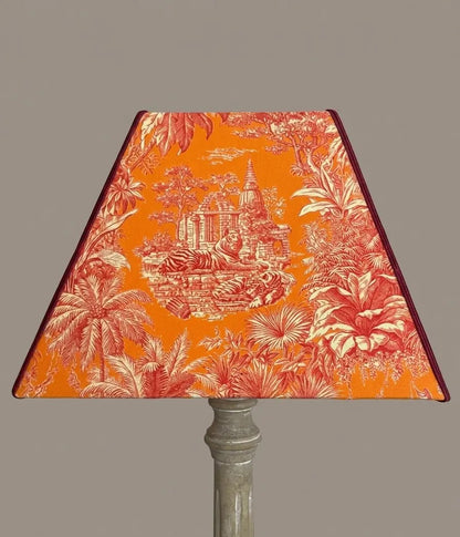 Abat-jour pyramidal carré Toile de Jouy orange et rouge – C’est pas Versailles ici !