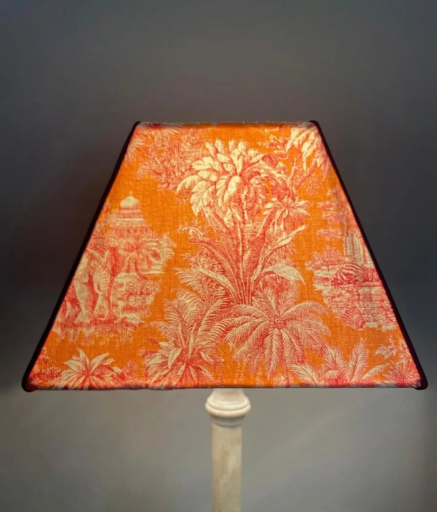 Abat-jour pyramidal carré Toile de Jouy orange et rouge – C’est pas Versailles ici !