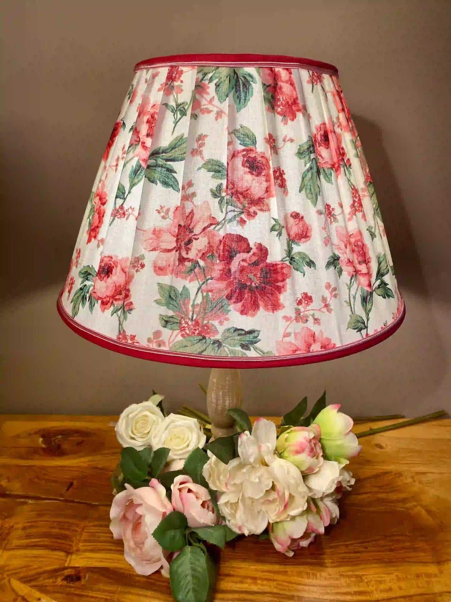 Abat-jour fleuri rose et blanc