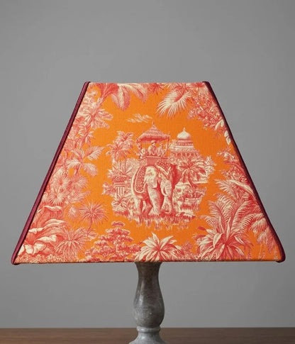 Abat-jour pyramidal carré Toile de Jouy orange et rouge – C’est pas Versailles ici !